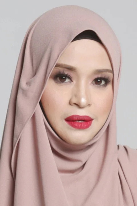 Noorkhiriah as Aishah in Nur