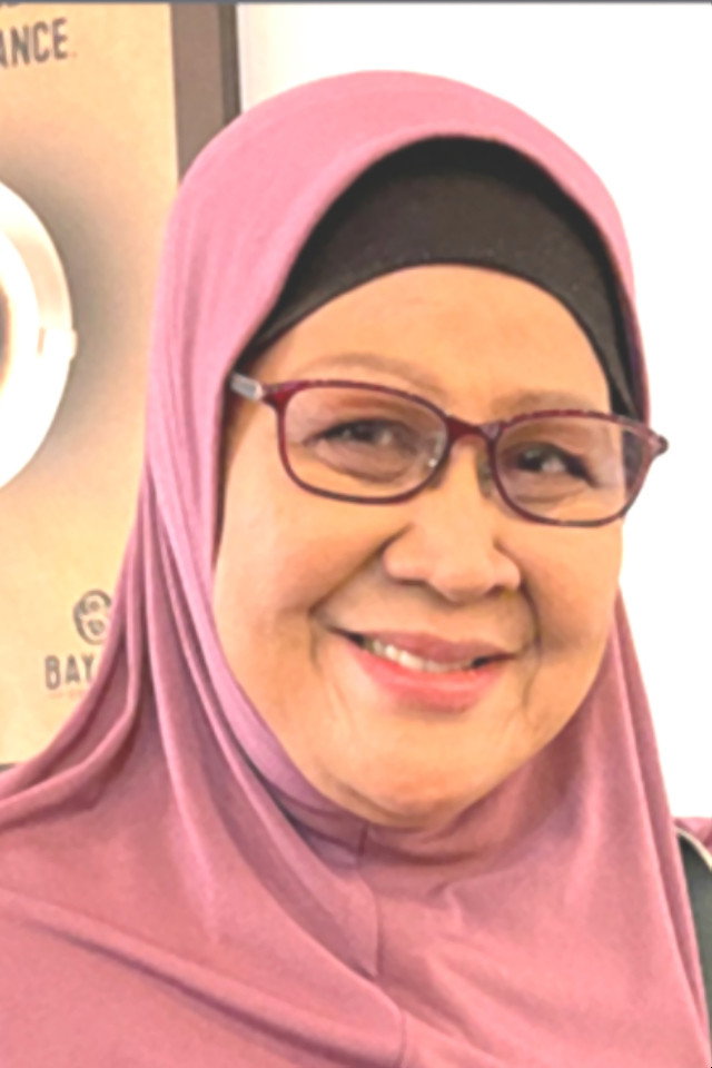 Norlia Ghani as Nenek in Tilam Perca