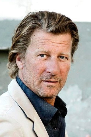 Michael von Au as Max Feldkamp in Second Hand Child