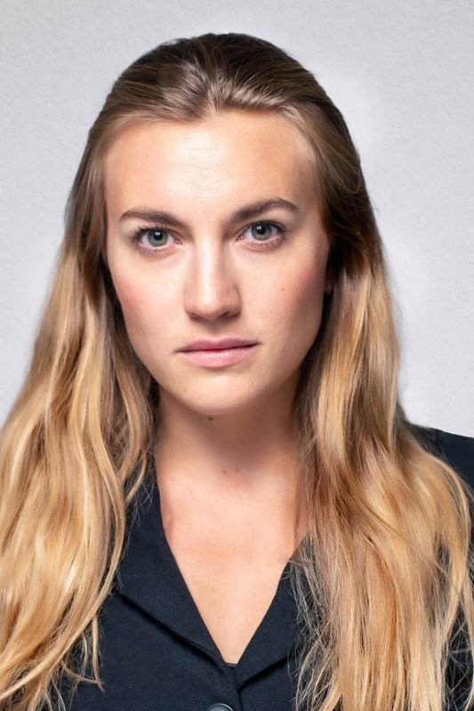 Amalie Gissel Sparrebro as Olivia, young in Den verden vi valgte