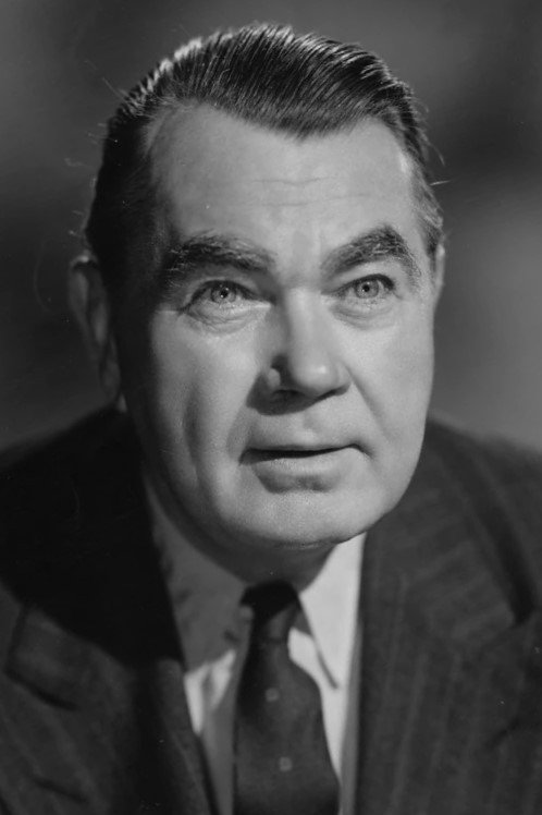 Oskar Homolka as Urias Hawke in Mooncussers