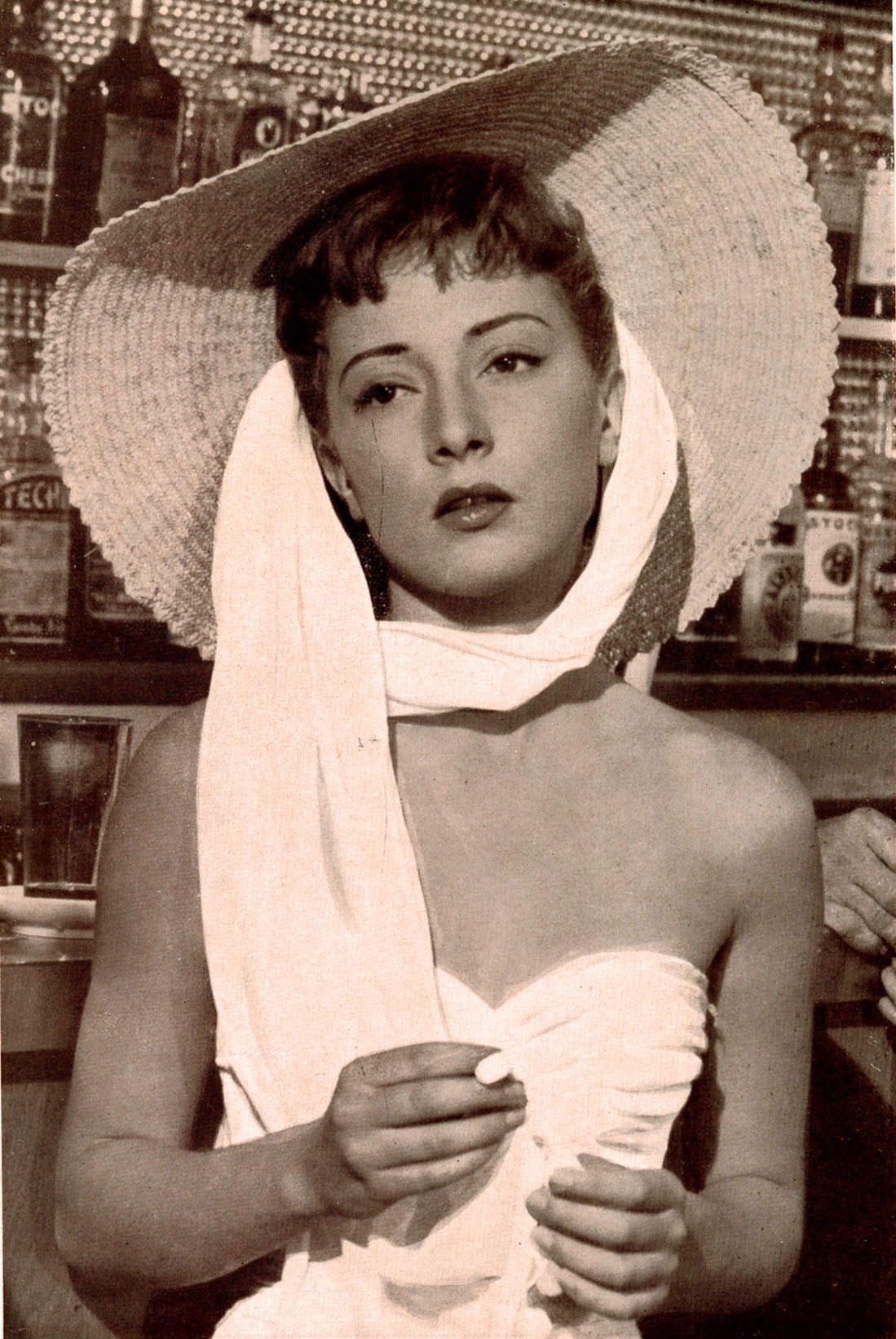 Rosy Mazzacurati as Elisa in Orizzonte infuocato