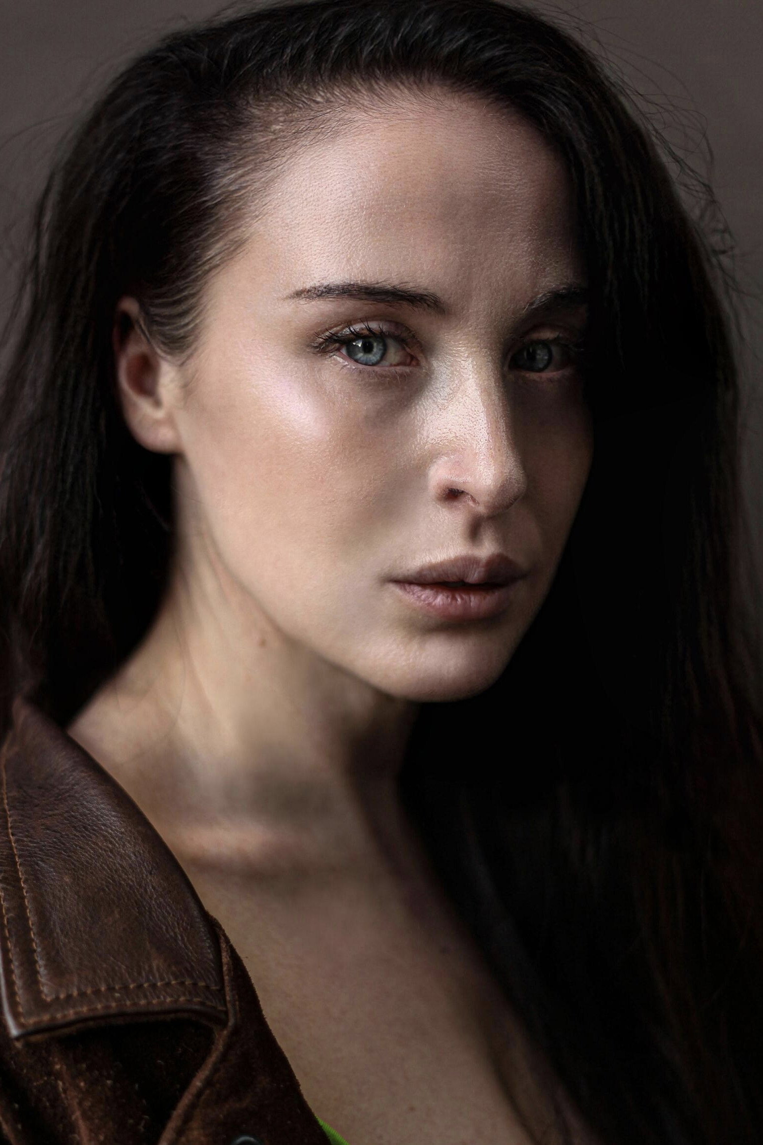 Rebecca Calienda as Sharon in The Consultant