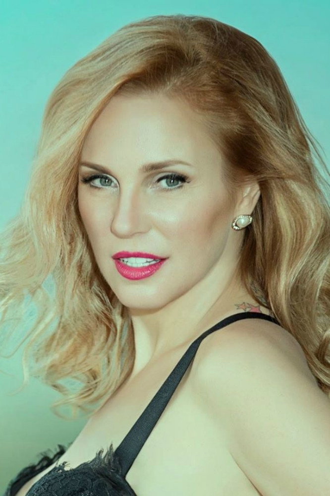 Sherine Reda as نادية in We Beinana Mia'd