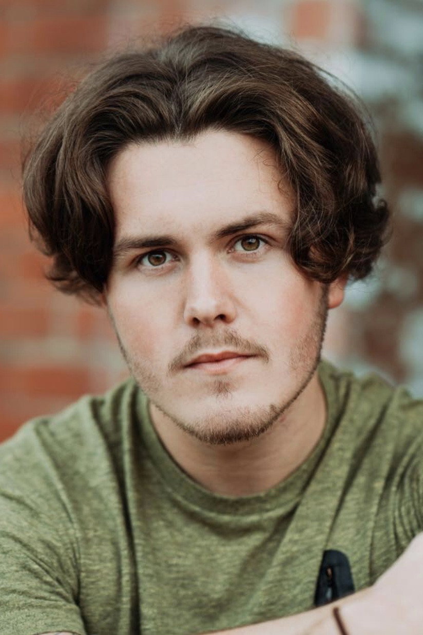 Gavin Lee Lewis as Pete Desford in Effi o Blaenau