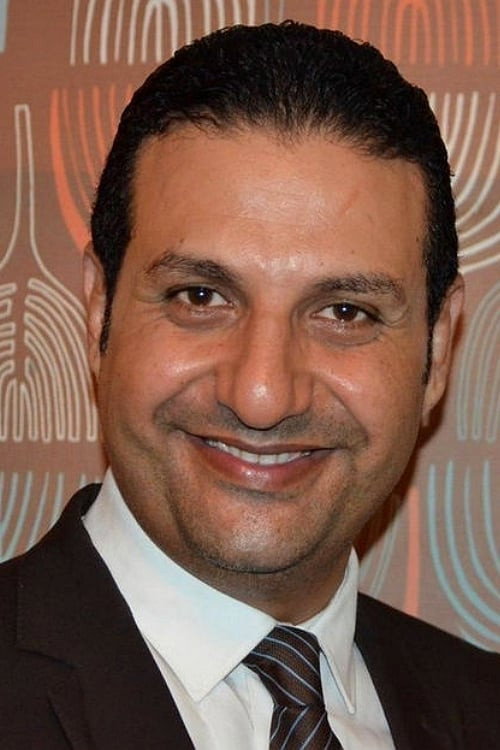 Hamada Barakat as المقدم ايمن بسيوني in Qatr Sagantout