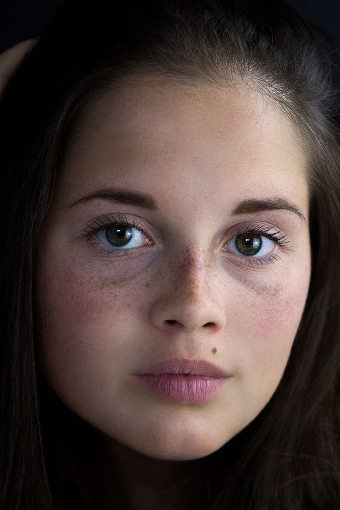 Bianca Nawrath as Nadia in Maysoon
