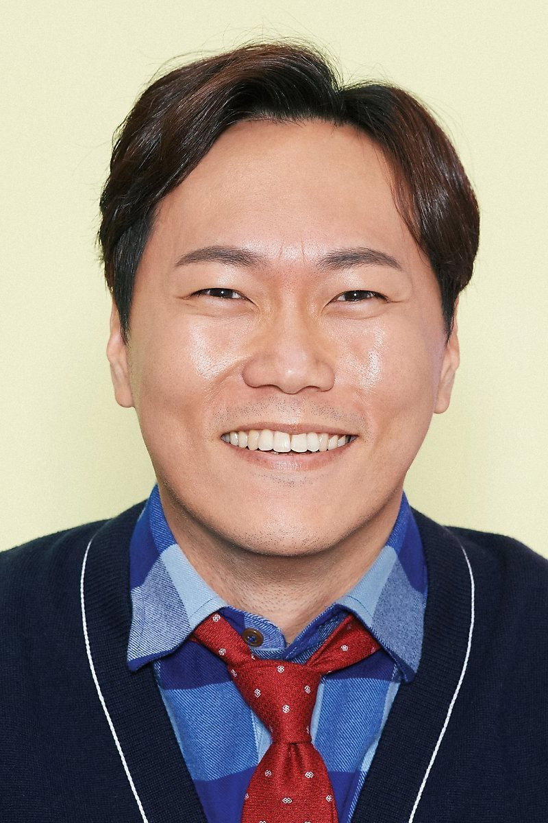 송진우 as Sang-bum in The Distributors