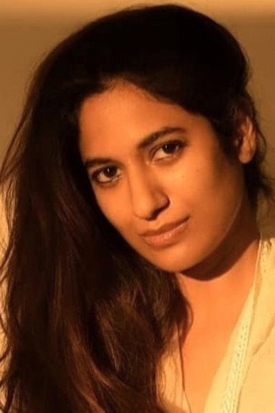Anuschka Sawhney as Kinny in Adhe Adhure