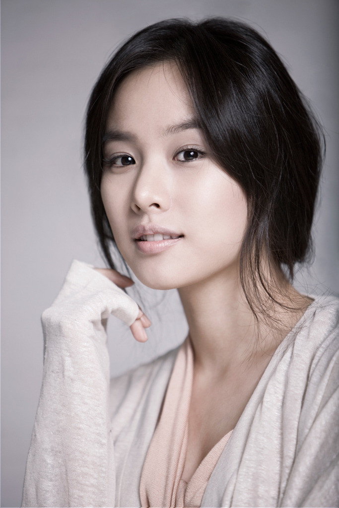 조윤희 as Joo Min-young in Nine: Nine Time Travels
