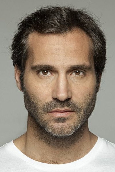 Bruno Lastra as Medina in Los simuladores