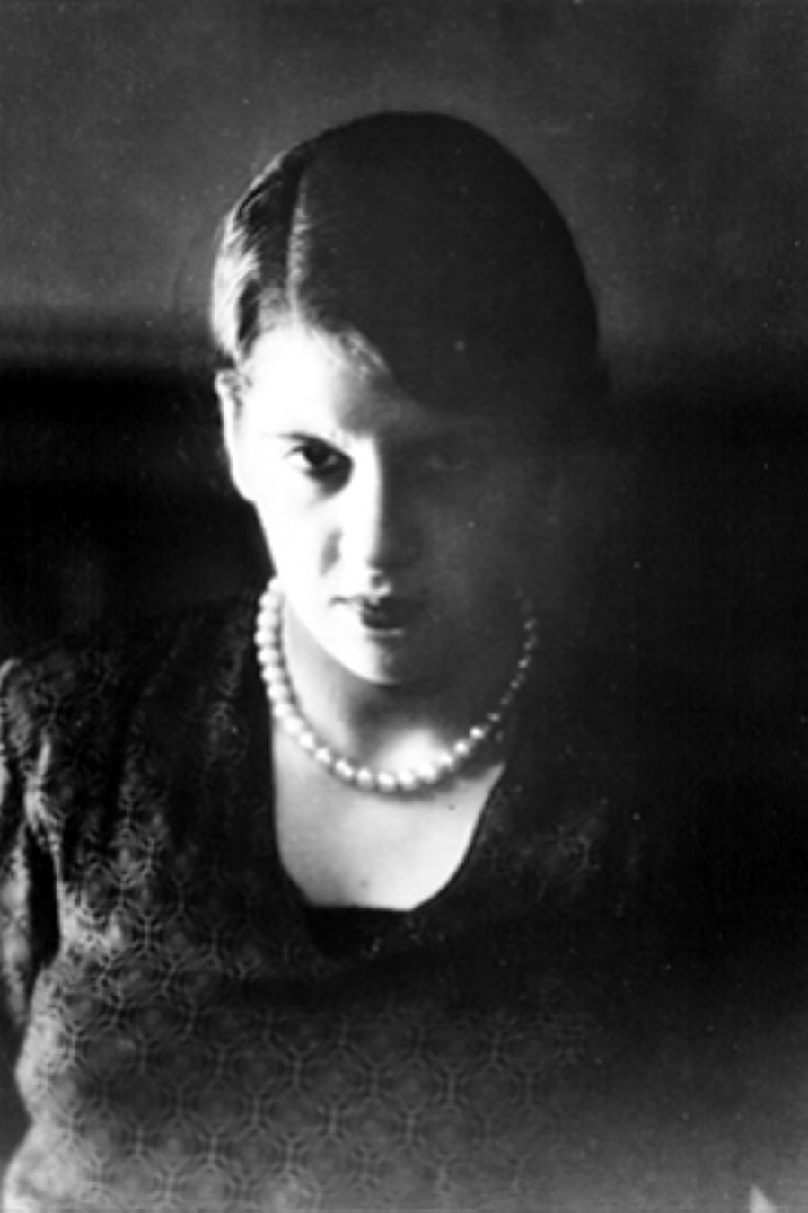 Olga Breno as First woman in Limite