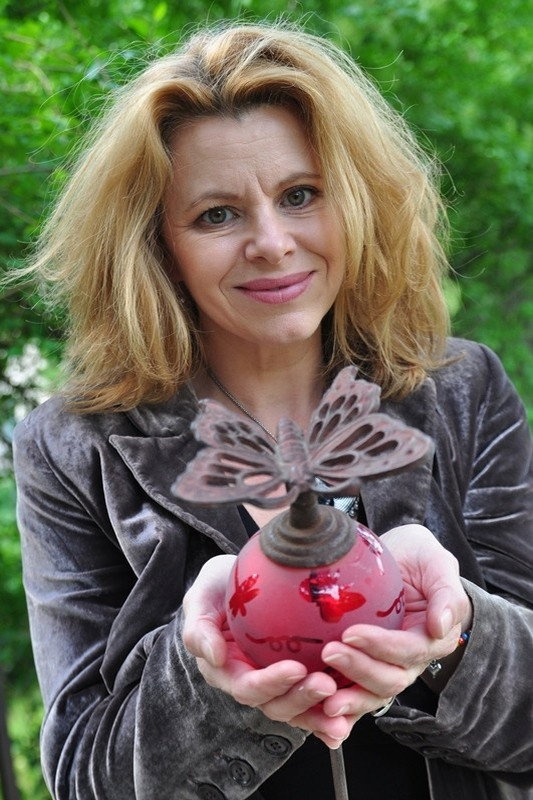 Julia Müller as Edit in Loophole
