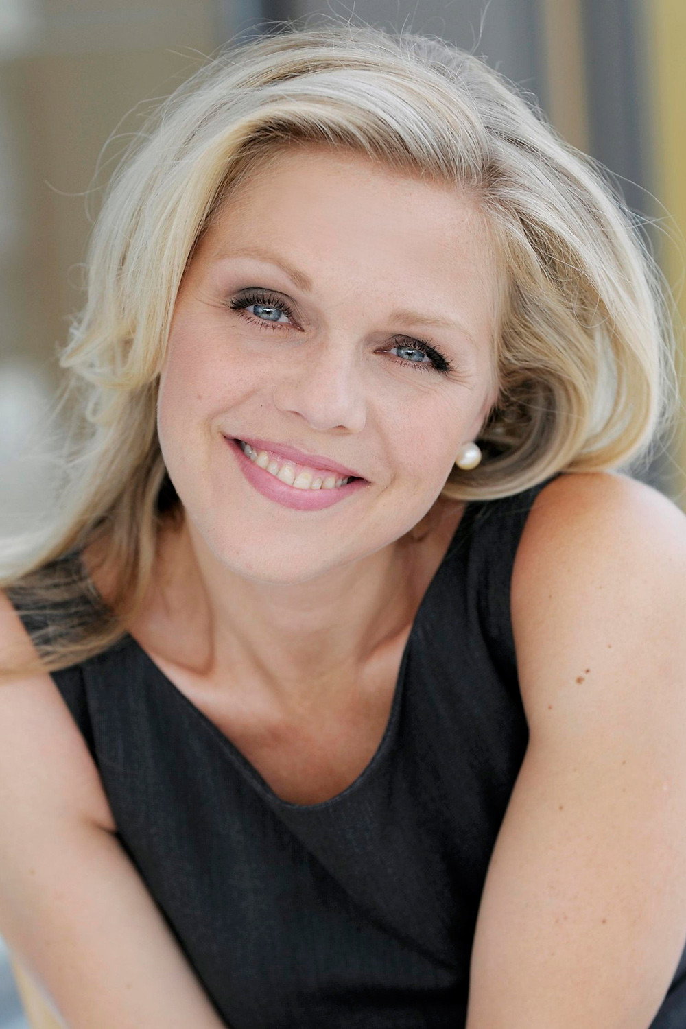Miah Persson as Gabrielle in Pariserliv
