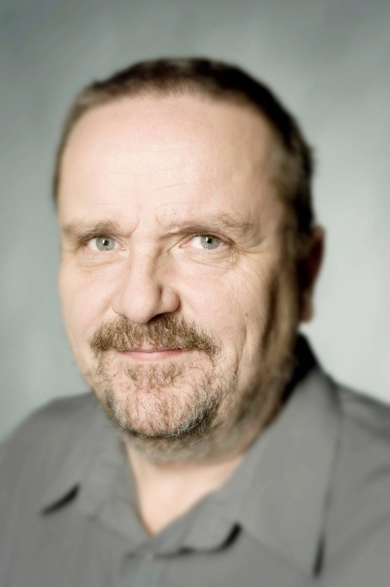 Sakari Kuosmanen as Wikström in The Other Side of Hope