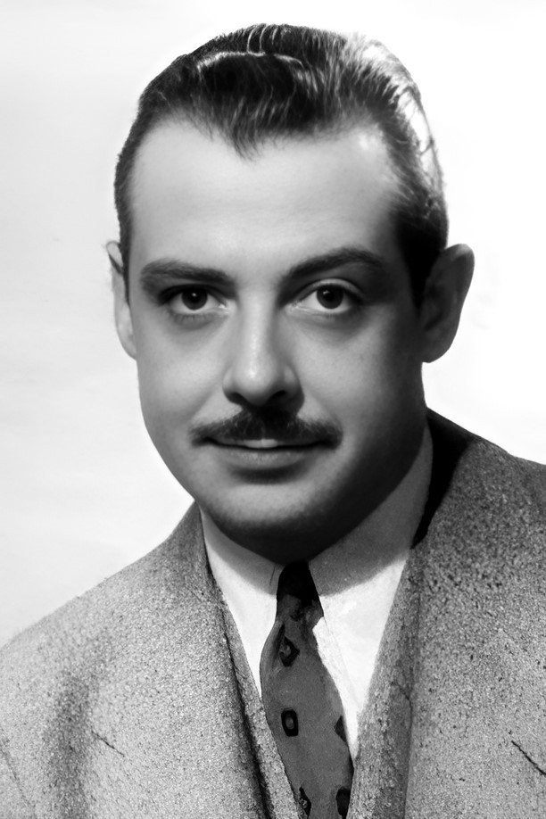 Fernand Gravey as Il dottor Duclos in Toto in Paris