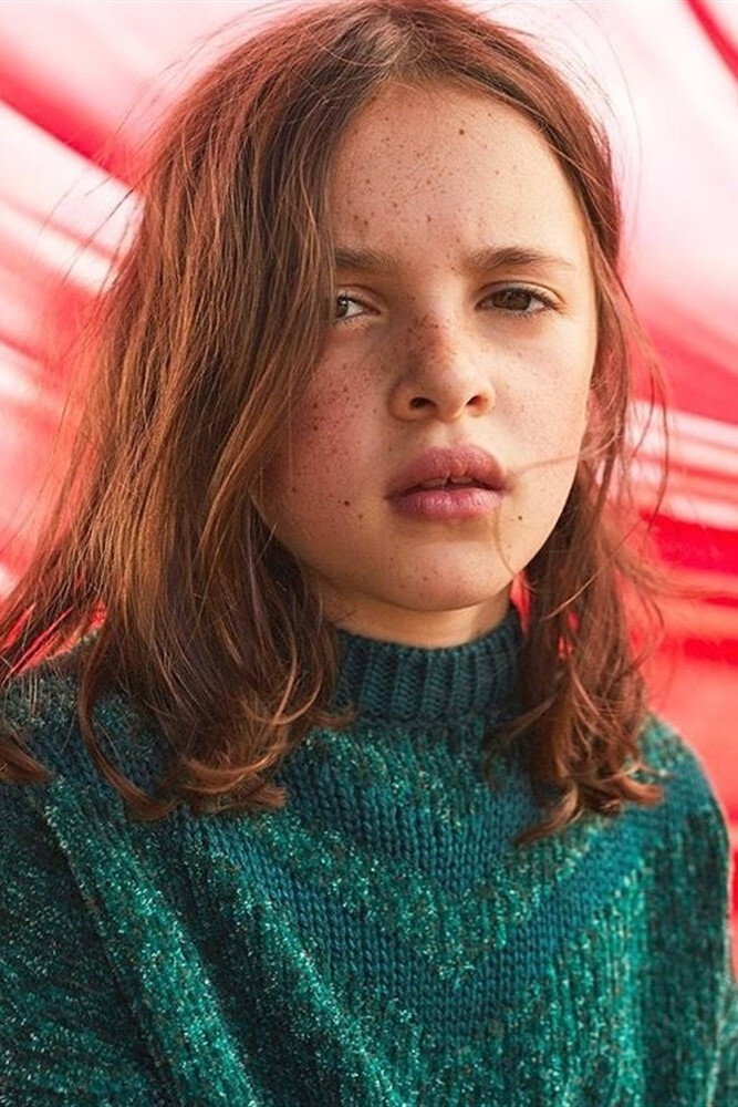 Lili Aupetit as Léa in Fly Me Away