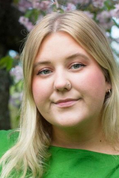 Martha Leivestad as Martha Leivestad in Ikke lov å le på hytta