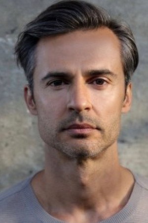 David Atrakchi as Xerxès in Au nom d'Athènes