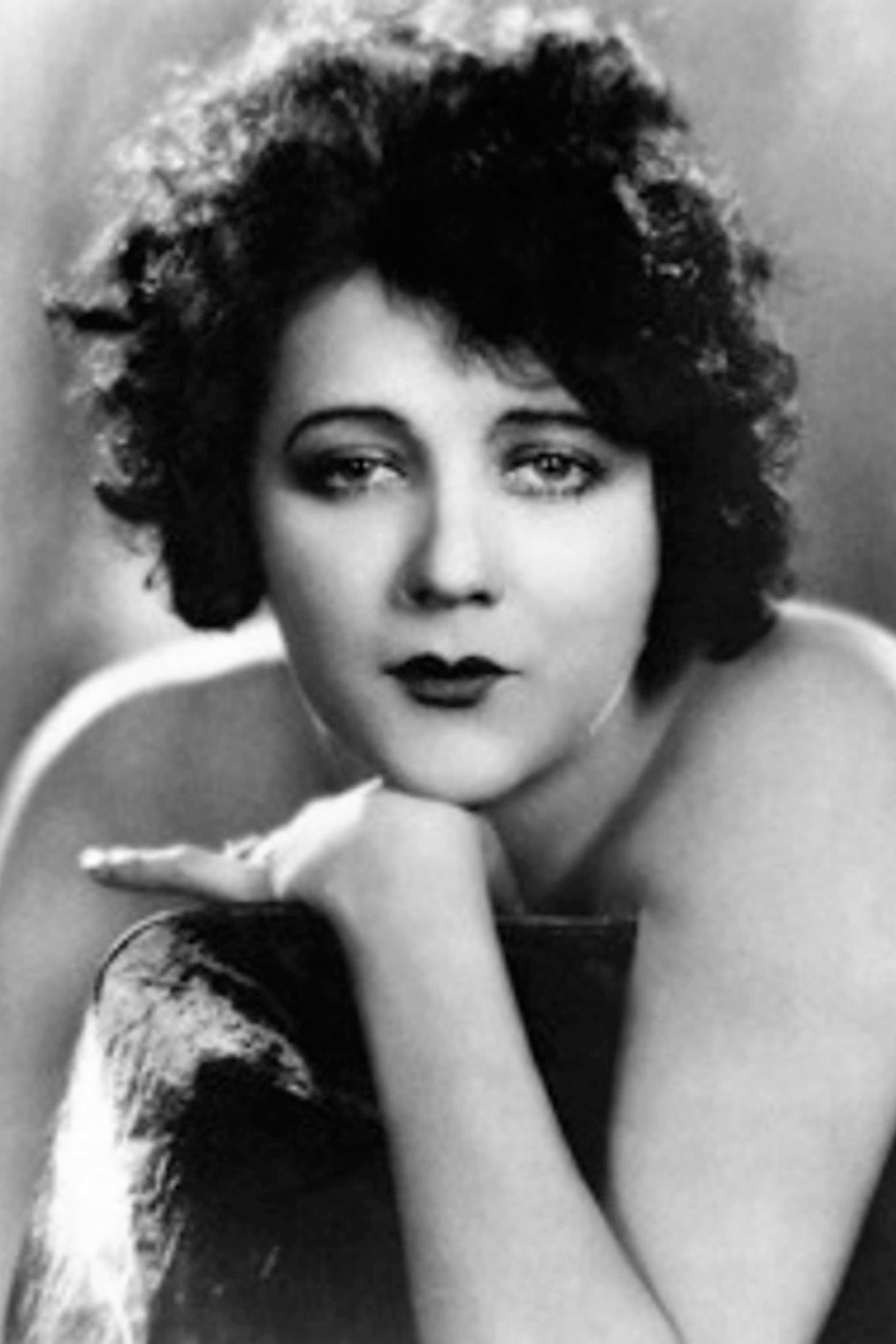 Barbara La Marr as Lady Lou in Desperate Trails