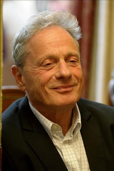 Bálint András as László Molnár in The Moon and the Stars