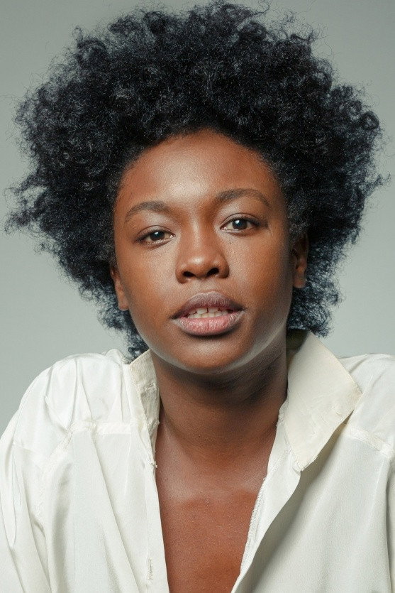 Samira Carvalho as Kieza in Formosa Beach