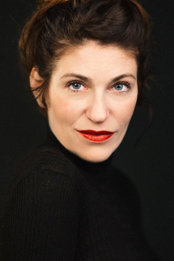 Marina Gatell as Ángela in El sueño logrado