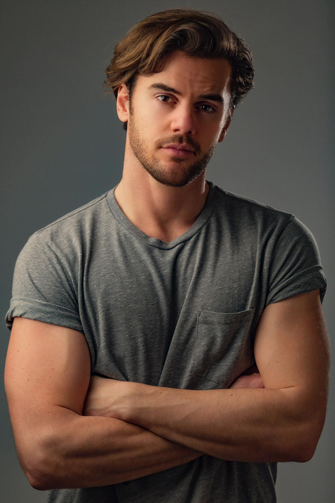 Roel Dirven as Mat Benvenuti in The Mopes