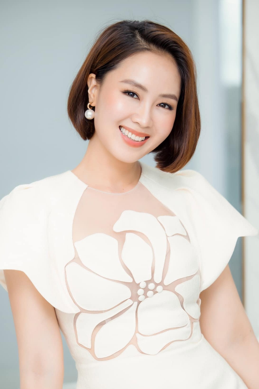Hồng Diễm as Nguyễn Ngân Hà in Trạm cứu hộ trái tim