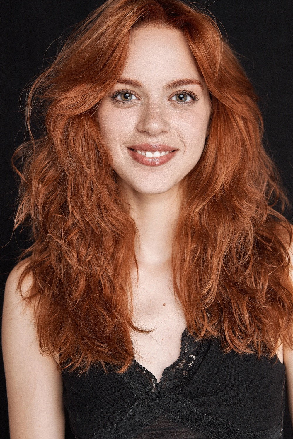 Irene Dev as Alma in Bienvenidos a Edén