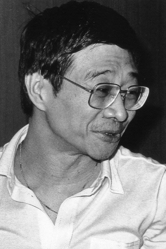 倪匡 as Dragon's Father in Skinny Tiger, Fatty Dragon