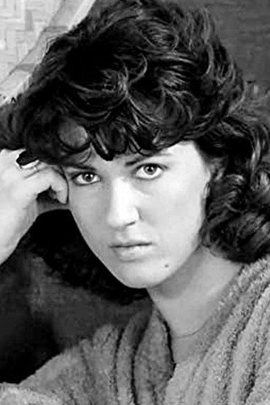 Catherine Morin as Prisca, journalist in Le Chêne d'Allouville