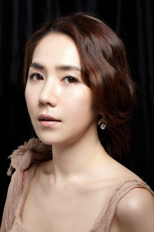 고호경 as Mina in The Quiet Family