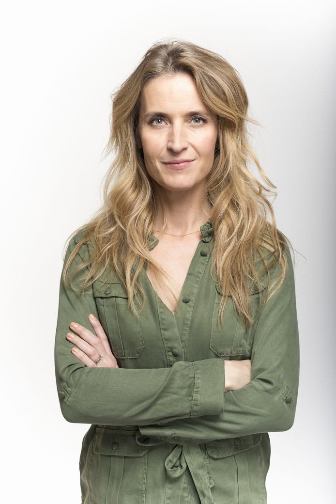 Jetske van den Elsen as Host in De rijdende rechter