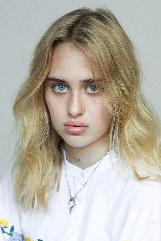 Kristýna Jedličková as Ema Kovářová in Adikts
