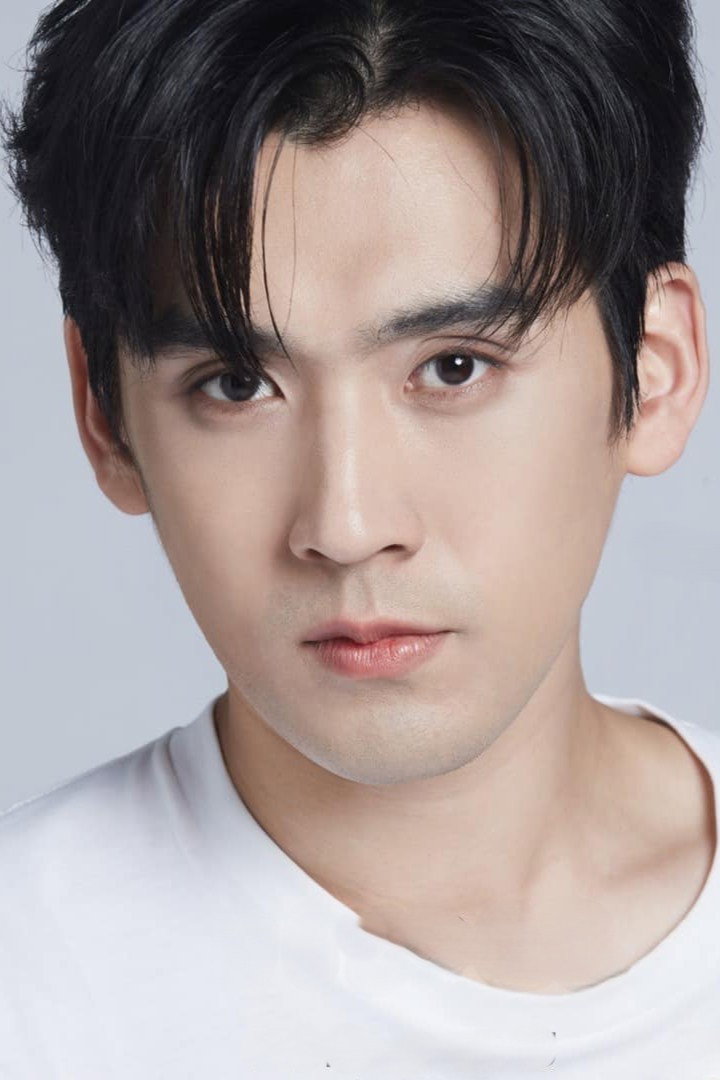 พงศ์ภัทร์ อุณหพิพัฒพงศ์ as Dino in Dinosaur Love