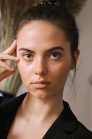 Daphné Tarka as Pauline in Fracture