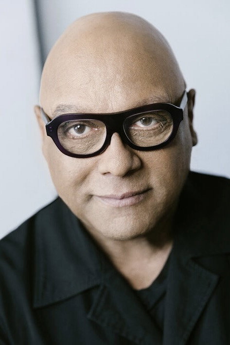 Josélito Michaud as Self - Host in La gloire… mais à quel prix?