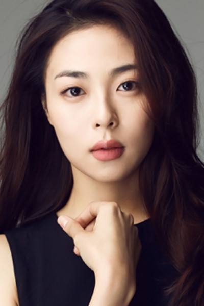 Choo Soo-hyun as Lee Soeun in The Time We Were Not in Love