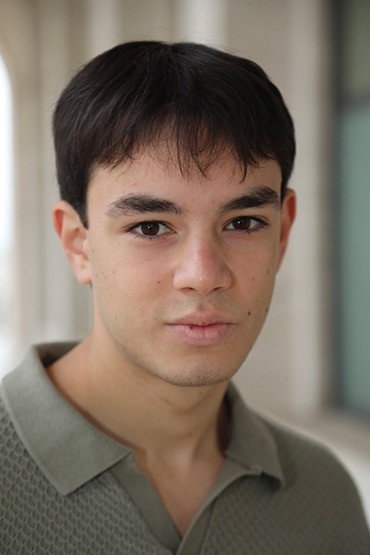 Alessandro Giovanni Cartenì as Roberto in Crush – La Storia di Tamina