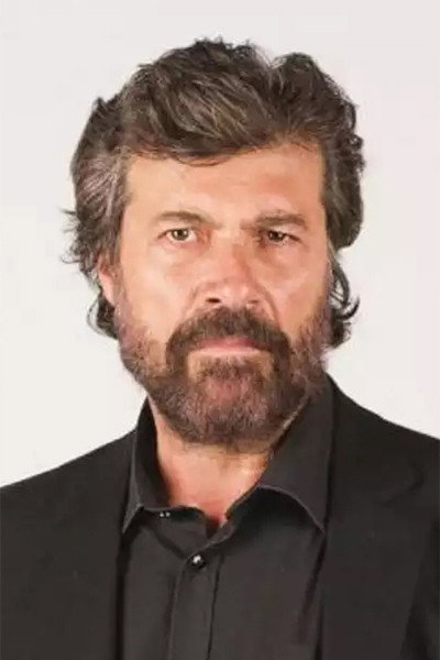 Νίκος Βερλέκης as Petros Mouratoglou in A Bachelor's Pad For Ten