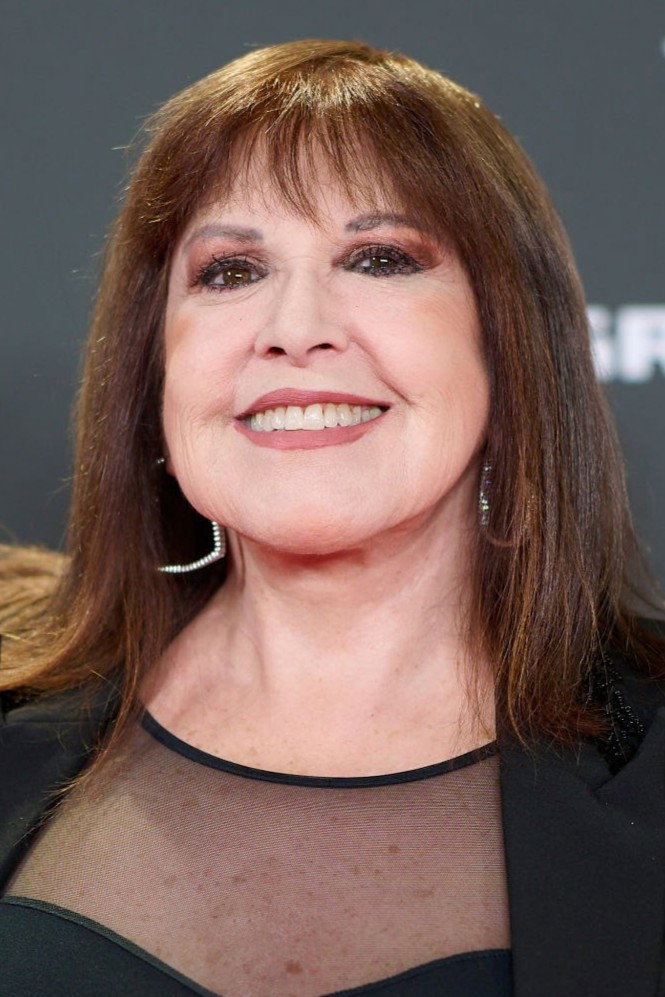 Loles León as Urraca de Zamora (voz) in El Cid: The Legend