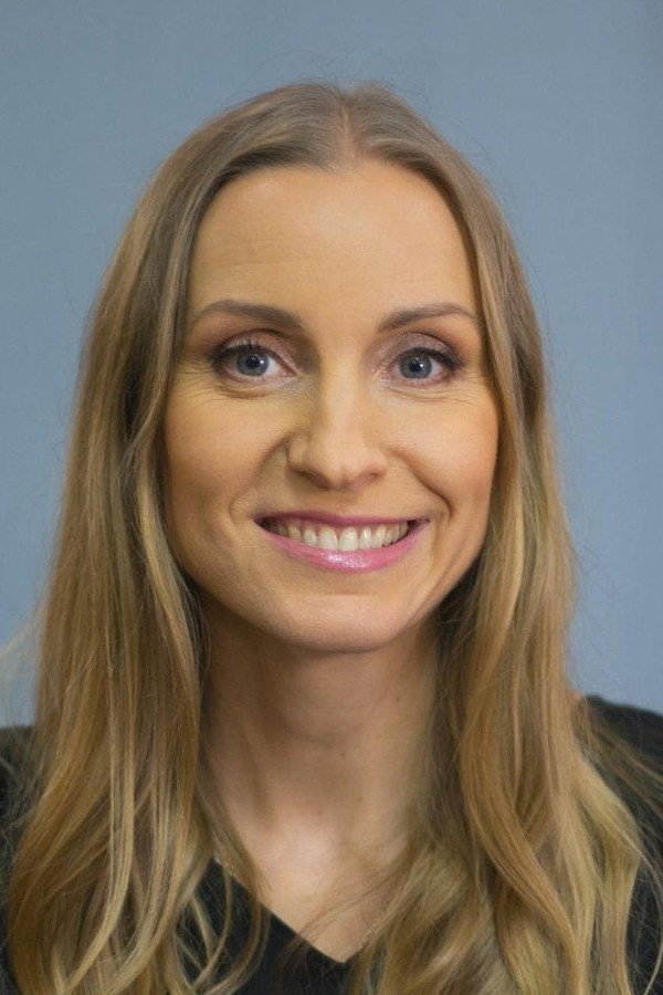 Aigi Vahing as Real Estate Agent in Shattered Lives