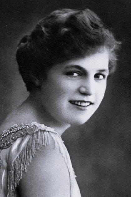 Aud Egede-Nissen as Melanie Lubota in Phantom
