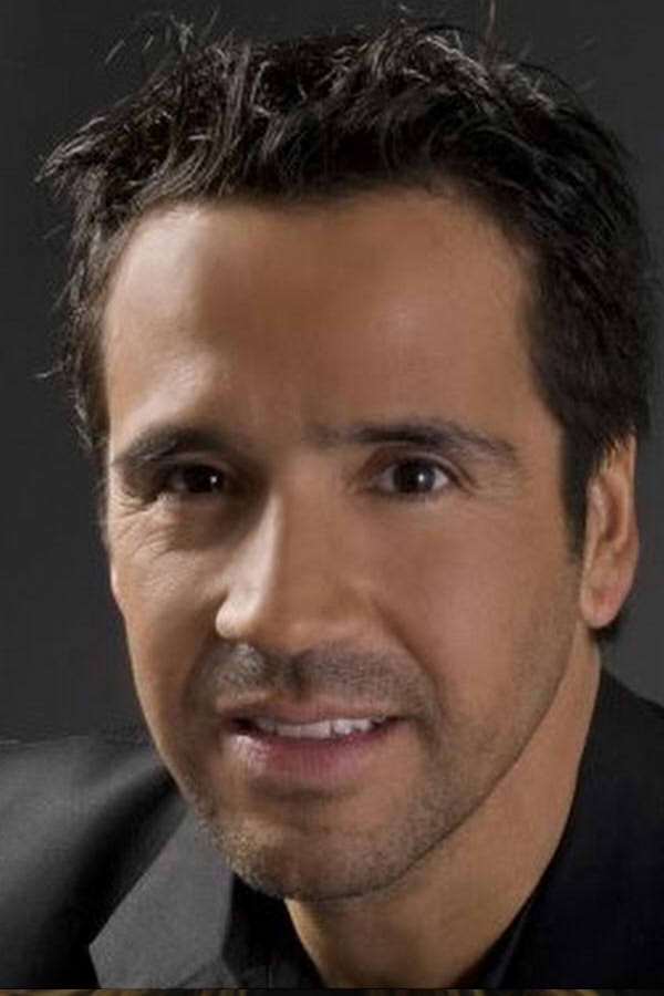 Renato Münster as José Miguel Correa in A todo dar