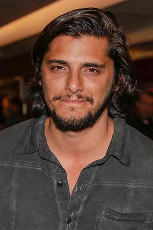 Bruno Gissoni as Cláudio in Turbulência