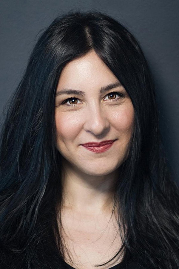Yasemin Sakallıoğlu as Aslı in Mutluyuz Mu?