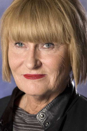 Ulrike Schirm as Managerin von Gloria Mundi in Blonde to the Bone