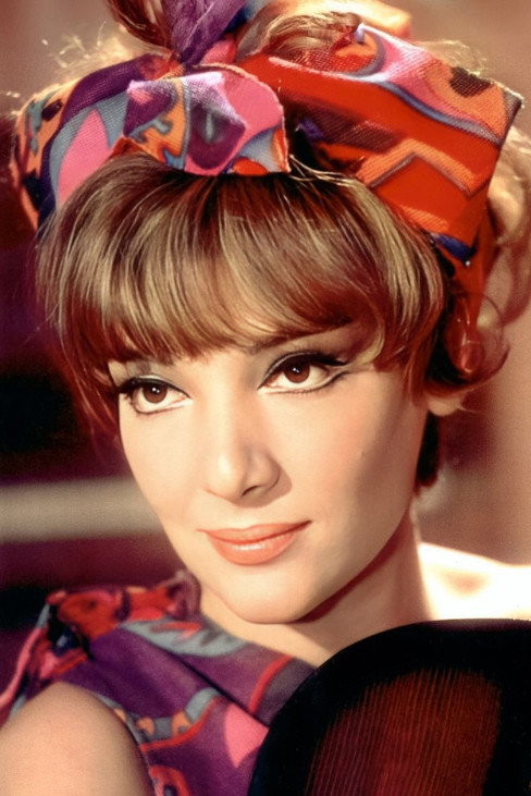 Μάρω Κοντού as Marika Chorafa in Horafa family