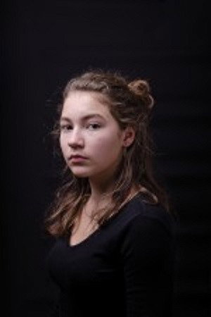 Suus de Nies as Tess Edelman in The Hero
